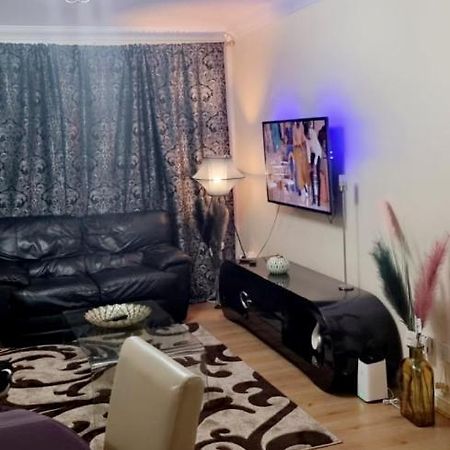2 Bedroom Apartment - Greater London ダグナム エクステリア 写真