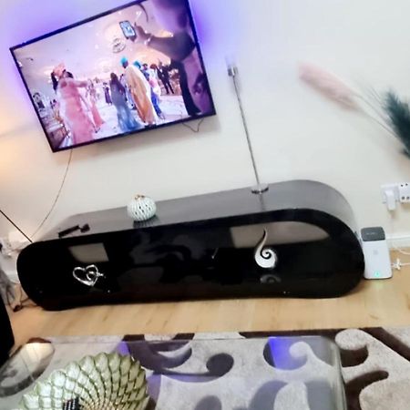 2 Bedroom Apartment - Greater London ダグナム エクステリア 写真