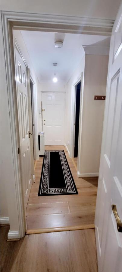 2 Bedroom Apartment - Greater London ダグナム エクステリア 写真