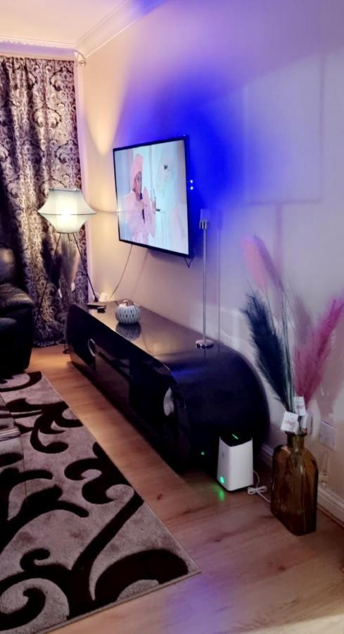 2 Bedroom Apartment - Greater London ダグナム エクステリア 写真
