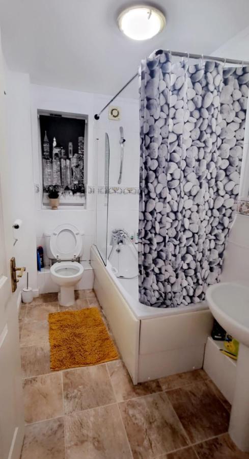 2 Bedroom Apartment - Greater London ダグナム エクステリア 写真