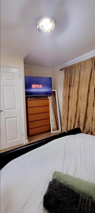 2 Bedroom Apartment - Greater London ダグナム エクステリア 写真