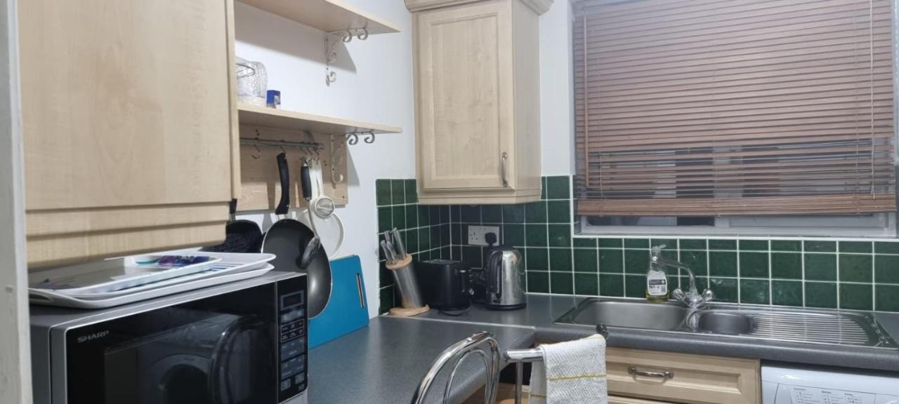 2 Bedroom Apartment - Greater London ダグナム エクステリア 写真